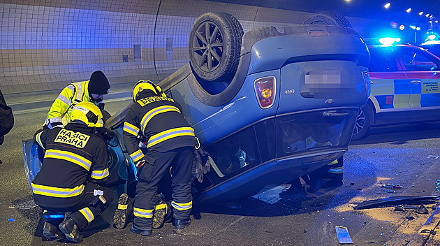 Nehoda v Brusnickém tunelu. Řidička otočila auto na střechu