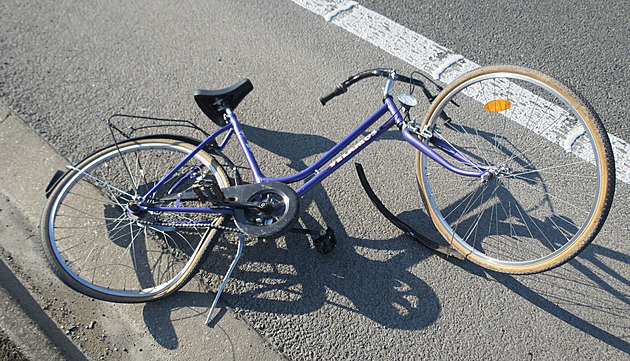 Vůz srazil cyklistu, který přejížděl obchvat Postřelmova. Na kole se tam nesmí