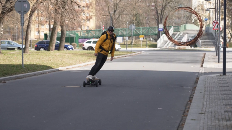 Čech pokořil světový rekord v jízdě na longboardu. Z Prahy do Barcelony dojel skoro slepý