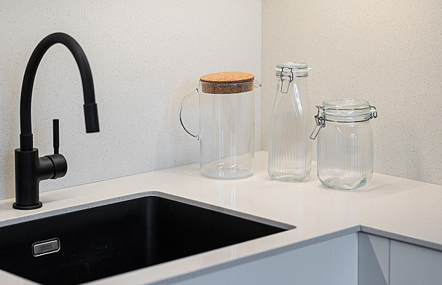 Granit, nerez, nebo keramika? Vyberte si dřez, který skutečně přežije generace