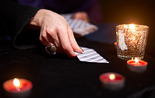 Rusům pomáhá v těžkých časech čarodějnice, kvůli válce se zvedl zájem o mystiku