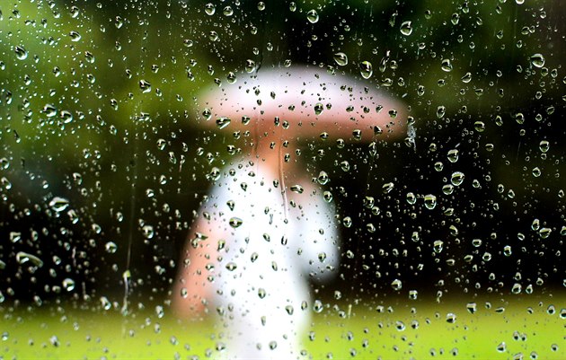 Po teplém začátku týdne přijde změna. Meteorologové předpovídají i bouřky