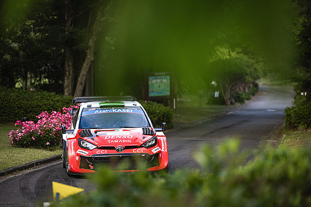 Evans zůstává na čele Japonské rallye, posunul se za něj obhájce Ogier